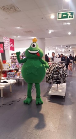 Jag fick äran att vara maskot med den för första gången på Åhlens i Nordstan i Göteborg. vid spellanseringen.